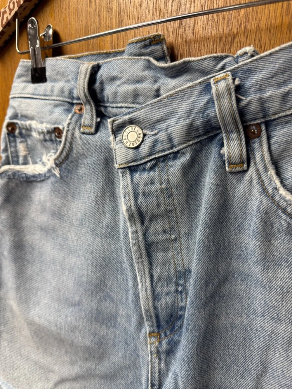 AGOLDE Criss Cross Waistband Denim Jean Cutoff Shorts Jorts Light Wash Blue 24 - Picture 10 of 16